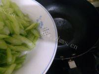 家常菜芹菜炒土豆片做法图解4)