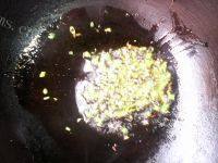 家常菜辣白菜炒土豆片做法图解4)