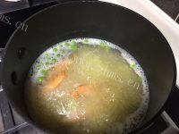热腾腾的小米鲜虾粥做法图解5)