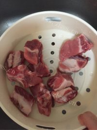 色泽鲜亮的糖醋排骨做法图解2)