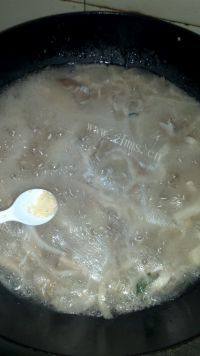 美味的平菇肉片汤做法图解11)