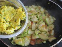 「美味可口」西葫芦炒鸡蛋做法图解12)