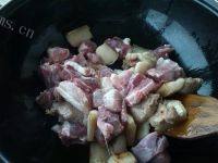 家常菜红萝卜烧肉做法图解5)