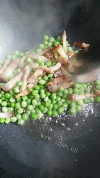 色香味俱全的腊肉豌豆糯米饭做法图解6)