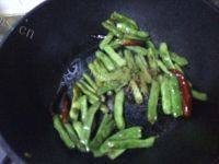 家常菜干煸豆角做法图解7)