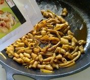美味的香滑爽脆的豉油皇鹅肠做法图解13)