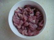 青椒豆皮炒肉做法图解1)