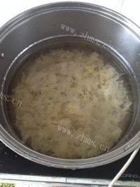美味的冰糖银耳羹做法图解3)