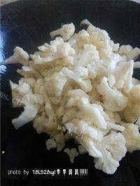 家常菜素炒花菜做法图解8)