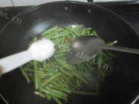 家常菜肉末豇豆做法图解7)