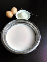 美味的牛奶鸡蛋羹做法图解1)