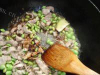 家常菜青椒毛豆炒肉丝做法图解7)