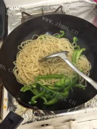 美味的青椒肉丝炒面做法图解5)