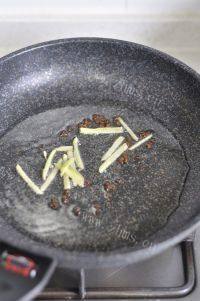 家常菜青椒炒豆腐皮做法图解5)