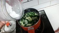 美味的鸡蛋菠菜汤做法图解6)