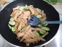 家常菜黄瓜炒豆皮做法图解4)