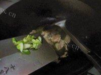 「家有大厨」菜花炒肉做法图解5)