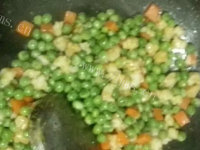 家常菜豌豆炒虾仁做法图解8)