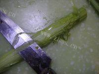 家常菜西芹百合炒虾仁做法图解3)