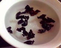 美味的黑木耳炒三丁做法图解1)