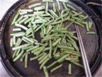 让人怀念的干煸豆角做法图解5)