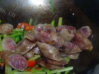 家常菜芹菜炒腊肠做法图解10)