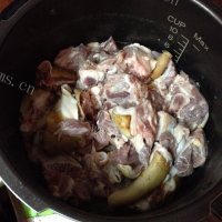 电压力锅红焖羊肉做法图解2)