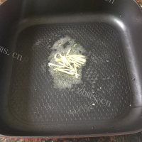 营养鸡丝炒三椒做法图解4)
