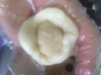 诱人的豆沙菊花酥做法图解7)