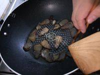 家常荷兰豆炒腊肉做法图解3)