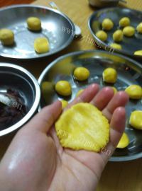 好吃的南瓜豆沙团子做法图解9)