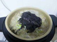 家常菜酸菜炖排骨做法图解7)