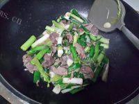 家常蒜苗炒牛肉做法图解9)