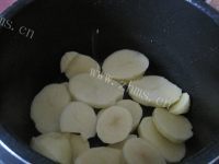 色泽不错的土豆糯米饼做法图解2)
