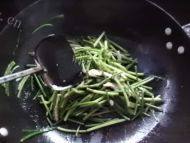 「营养美食」蒜薹炒肉做法图解6)