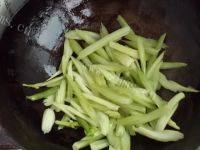 好吃的香干炒芹菜做法图解4)