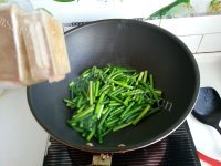 喷香的腊肠炒蒜苔做法图解5)