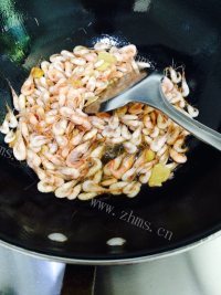 美味的青椒炒河虾做法图解4)