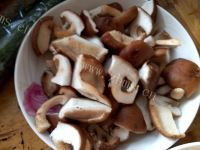美味的苹果香菇炒鸡翅做法图解3)
