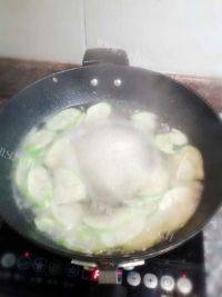 家常菜丝瓜肉片汤做法图解4)