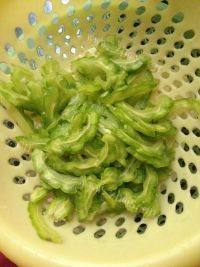 绿色食物苦瓜煎蛋做法图解2)