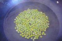 家常菜豌豆炒虾仁做法图解4)