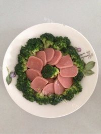 家常菜西兰花炒火腿