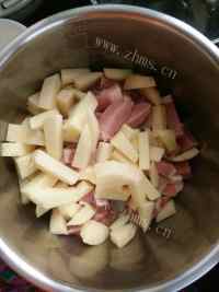 美味营养的猪肉炖土豆做法图解2)