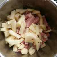 美味营养的猪肉炖土豆的做法图解二