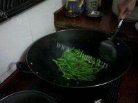 家常菜蒜蓉炒豆角做法图解7)