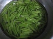 家常菜虾仁炒芹菜做法图解1)