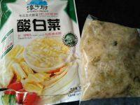 美味的猪肉酸菜炖粉条做法图解3)