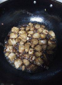 味道不错的五花肉烧土豆做法图解6)
