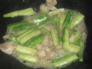 诱人的肉片炒丝瓜